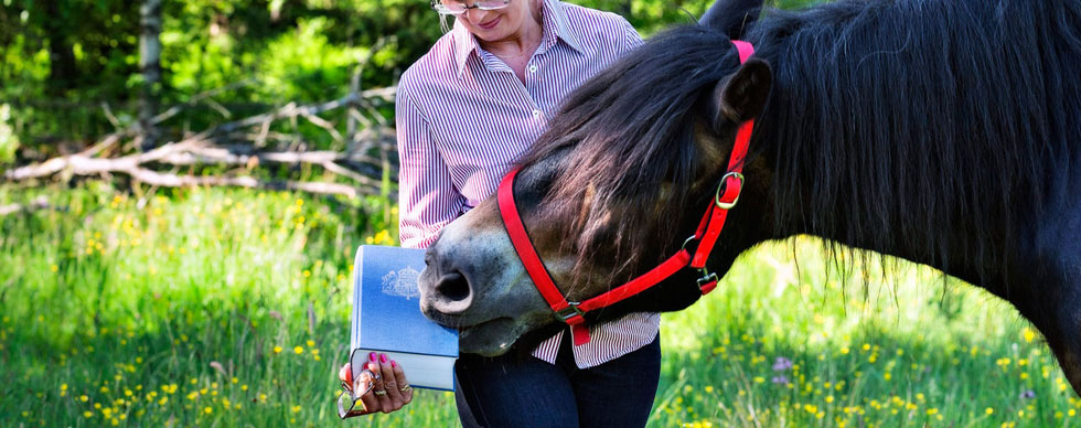 Carina Alfvén. Hästjuridik, jurist, familjejurist, erbjuder kurser och föreläsningar